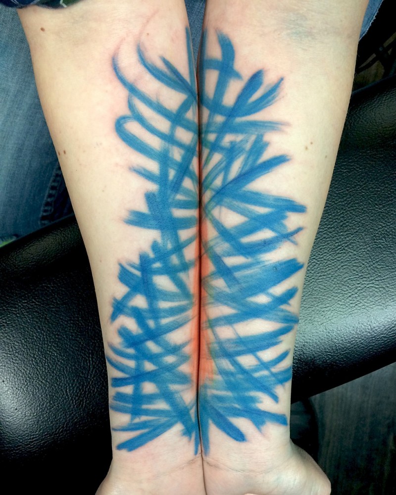 手臂抽象风格的各种蓝色线条纹身图案