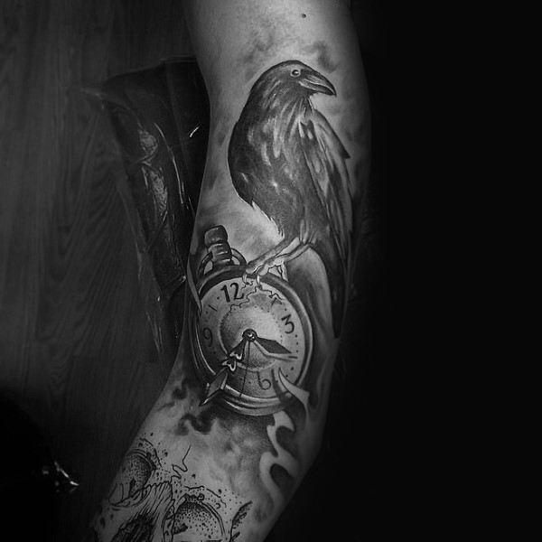 黑色写实的时钟与乌鸦手臂纹身图案