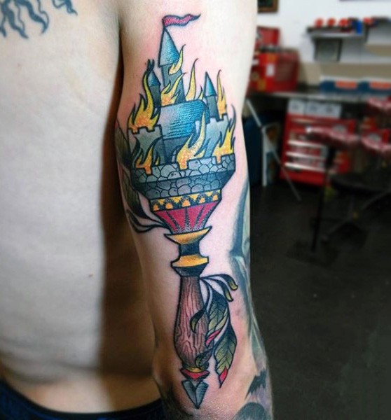 手臂彩色的火炬与燃烧城堡纹身图案