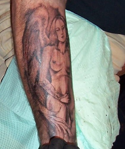 小腿裸体的女性天使纹身图案