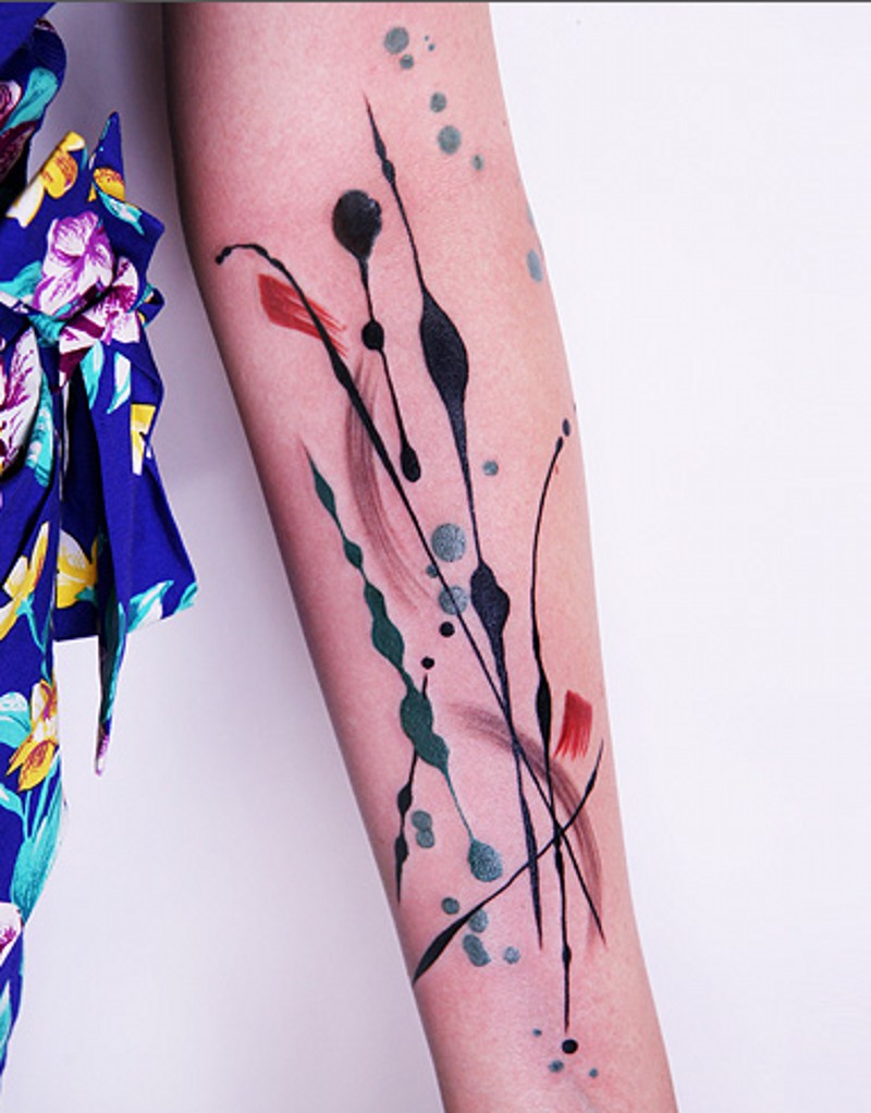手臂简单的抽象风格彩色线条泼墨纹身图案