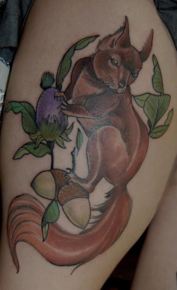 大腿彩色的松鼠和坚果树枝纹身图案