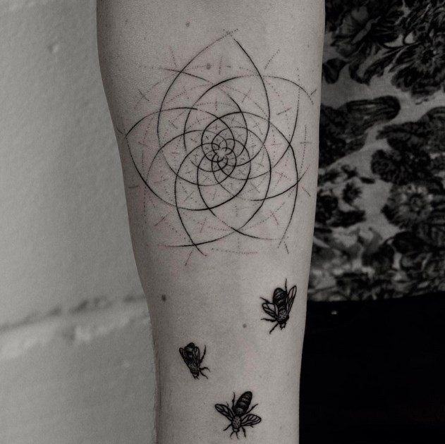 手臂令人难以置信的黑色蜜蜂和抽象花形纹身图案
