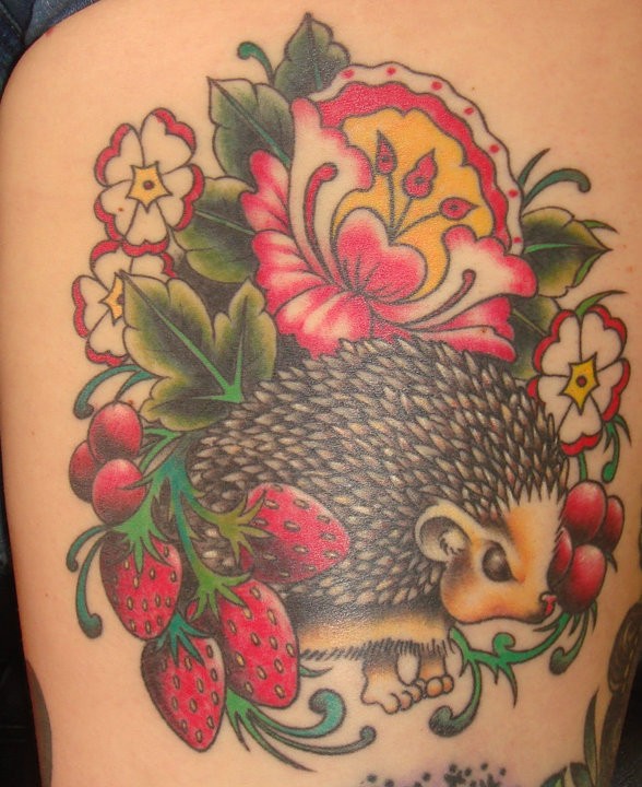 惊人的彩色刺猬与浆果和花卉纹身图案