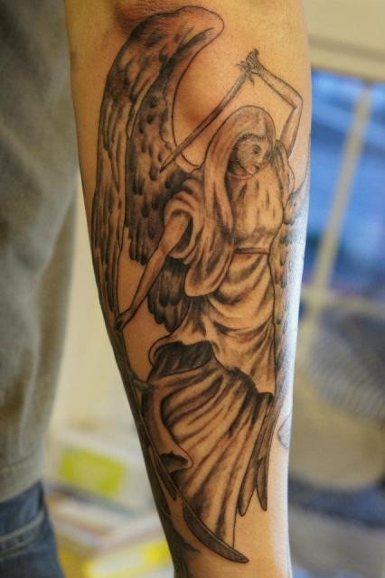 天使女孩与剑手臂纹身图案