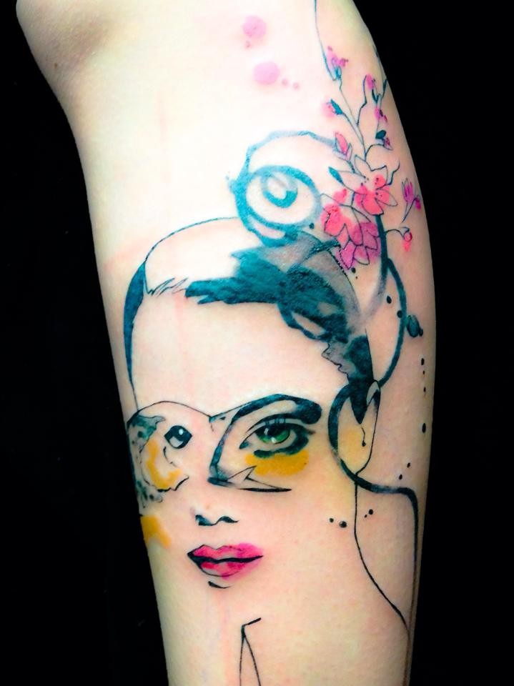 小腿抽象风格的彩色女人和鲜花纹身图案