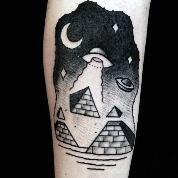 简单的黑白外星人飞船与金字塔手臂纹身图案