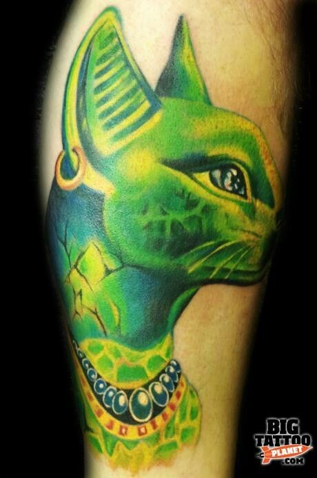 小腿埃及猫惊人的绿色纹身图案