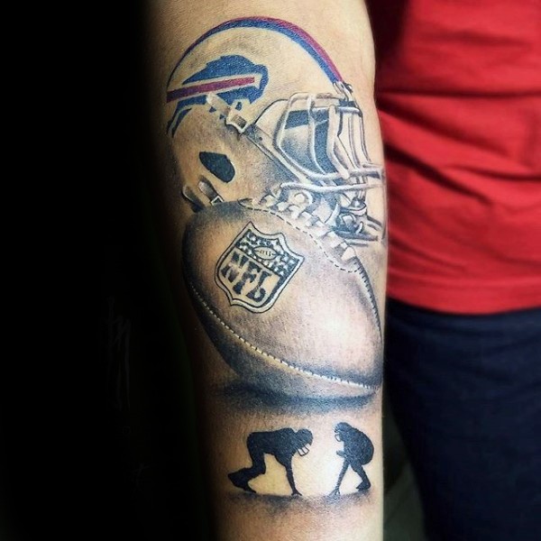 手臂彩色的美国游戏头盔与橄榄球纹身图案