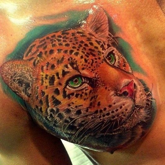 胸部彩色的豹子头写实纹身图案