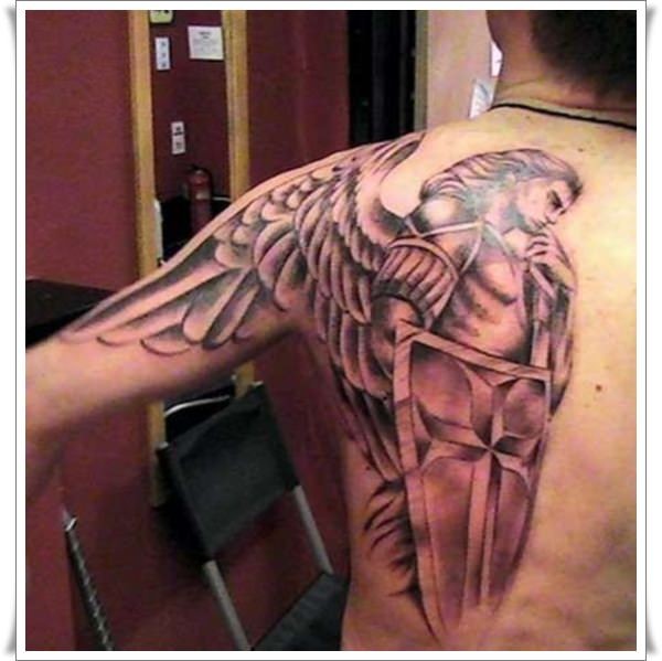 背部天使与盾牌和剑纹身图案
