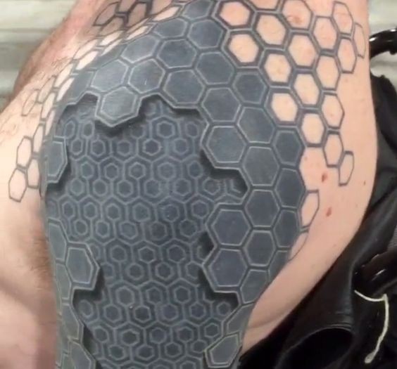 肩部3D黑白生物力学六边形纹身图案