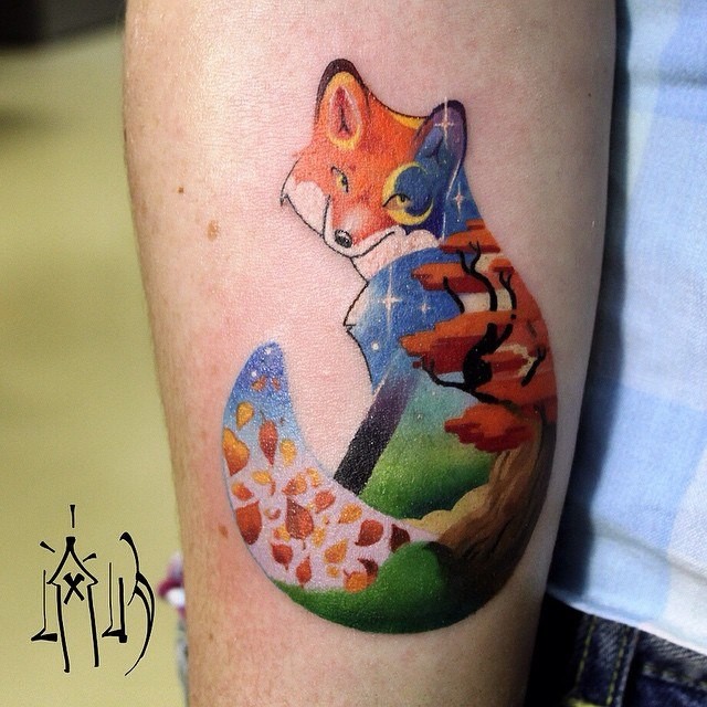 手臂彩色的狐狸与星空和树叶纹身图案