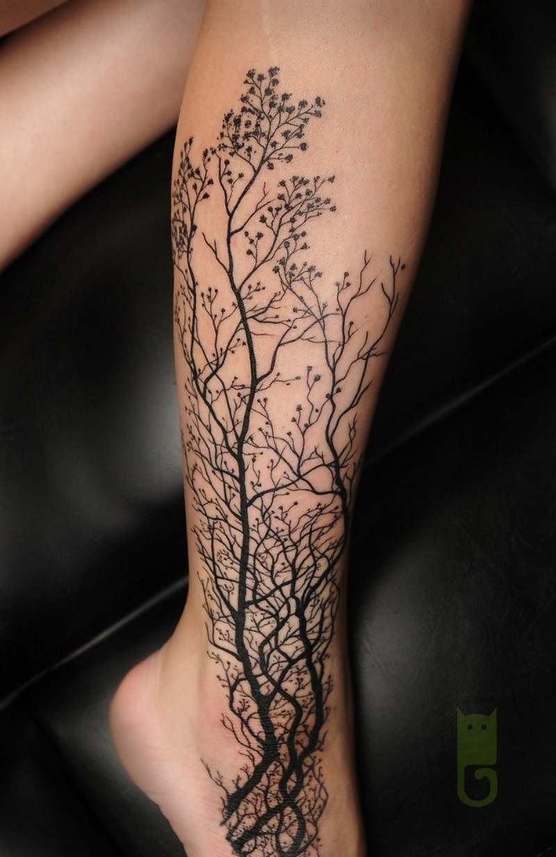 黑色的写实大树枝小腿纹身图案