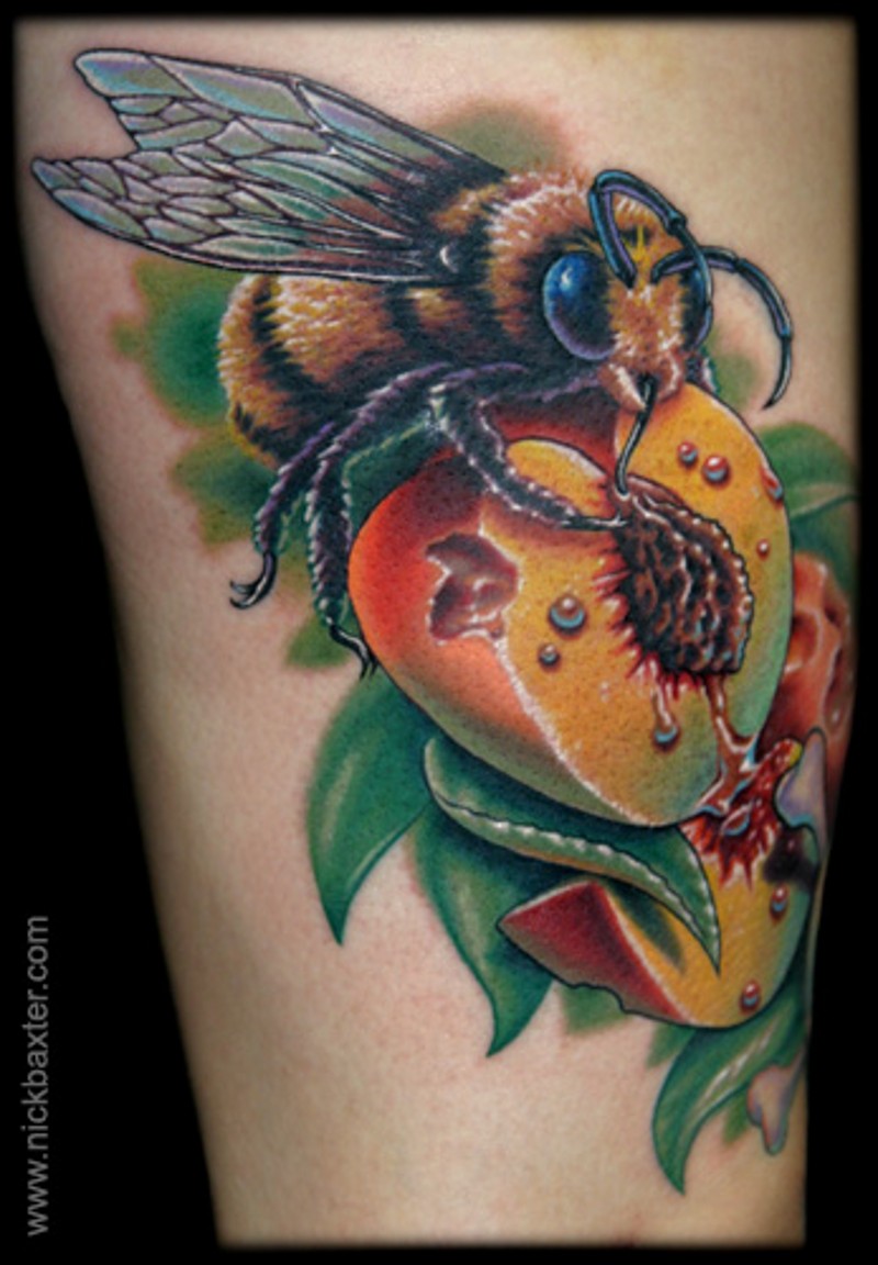 3D逼真的自然彩色蜜蜂和水蜜桃纹身图案