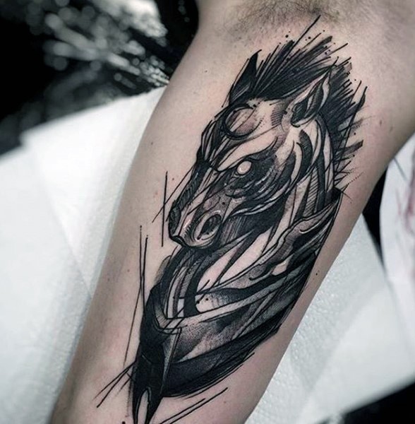 手臂写意风格的恶魔马纹身图案