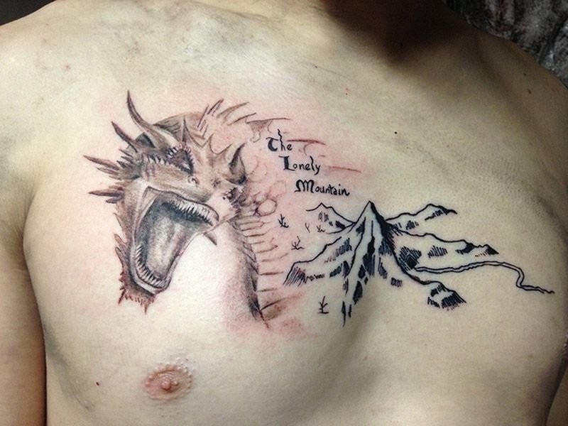 胸部彩色邪恶的龙和山脉纹身图案