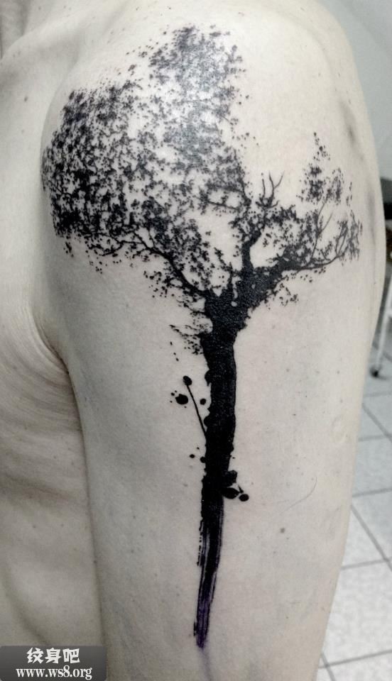 手臂令人印象深刻的黑色树水墨风纹身图案