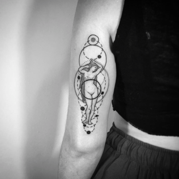 神秘女人与圆圈黑色手臂纹身图案