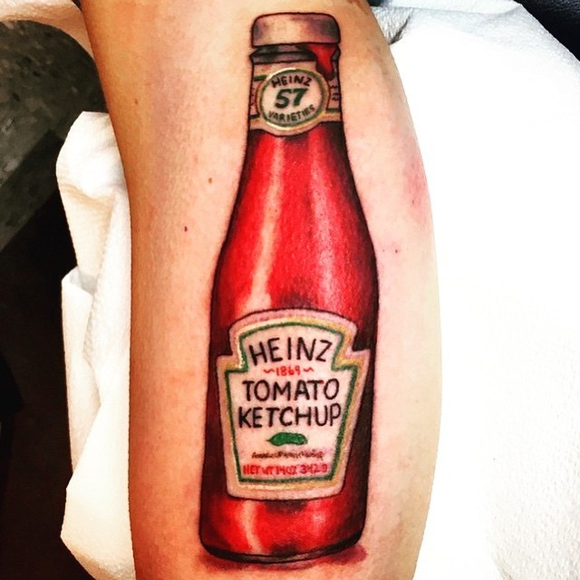 写实的3D风格彩色番茄酱瓶纹身图案