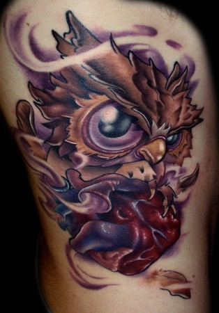 手臂彩色的3D猫头鹰与心脏纹身图案