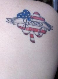 字母和美国国旗四叶草纹身图案