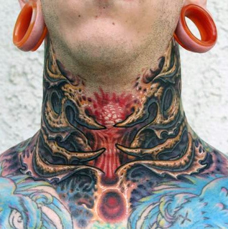 颈部个性的彩色外星生物纹身图案