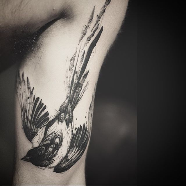 黑色有趣的点刺小鸟手臂纹身图案