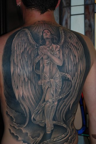 背部美丽黑暗的天使纹身图案