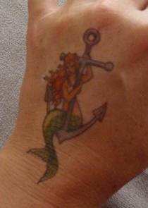 手背美人鱼和船锚纹身图案