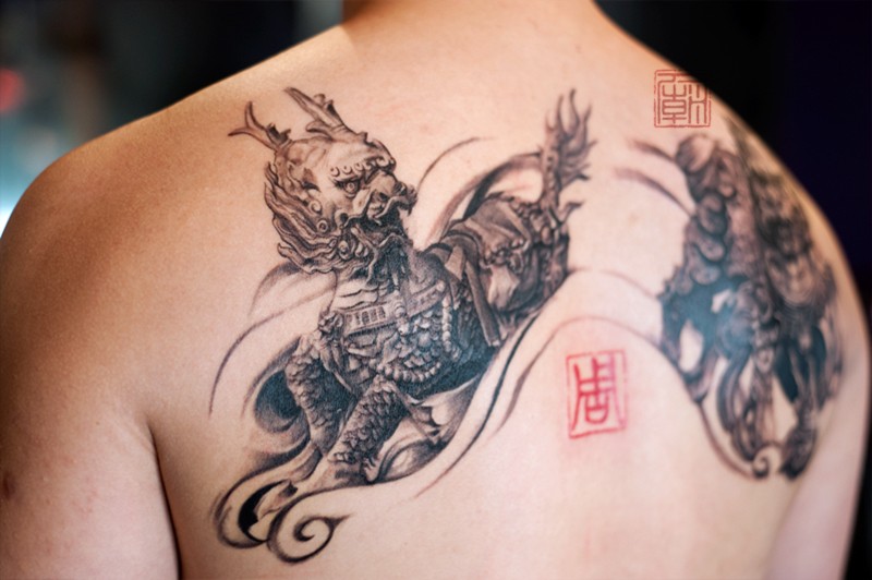 背部3D黑白亚洲石狮子和符号纹身图案