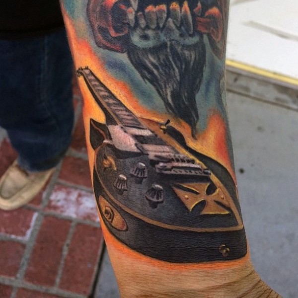 手腕上的3D彩色吉他纹身图案