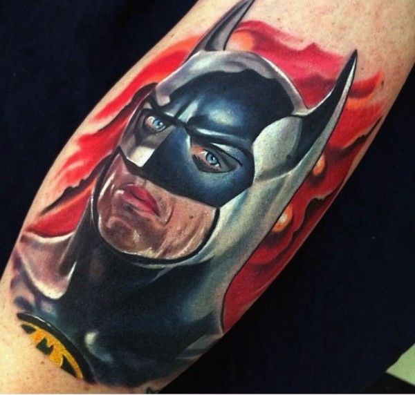 写实风格的彩色蝙蝠侠手臂纹身图案