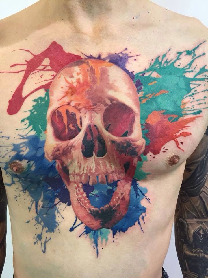 胸部3D巨大的骷髅与彩色泼墨纹身图案