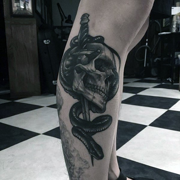 小腿令人印象深刻的3D骷髅与匕首蛇纹身图案