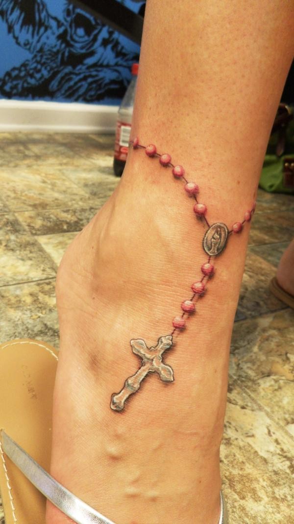 红色与白色念珠十字架写实脚踝纹身图案