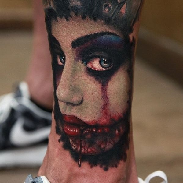 小腿毛骨悚然的血腥怪物女人手臂纹身图案