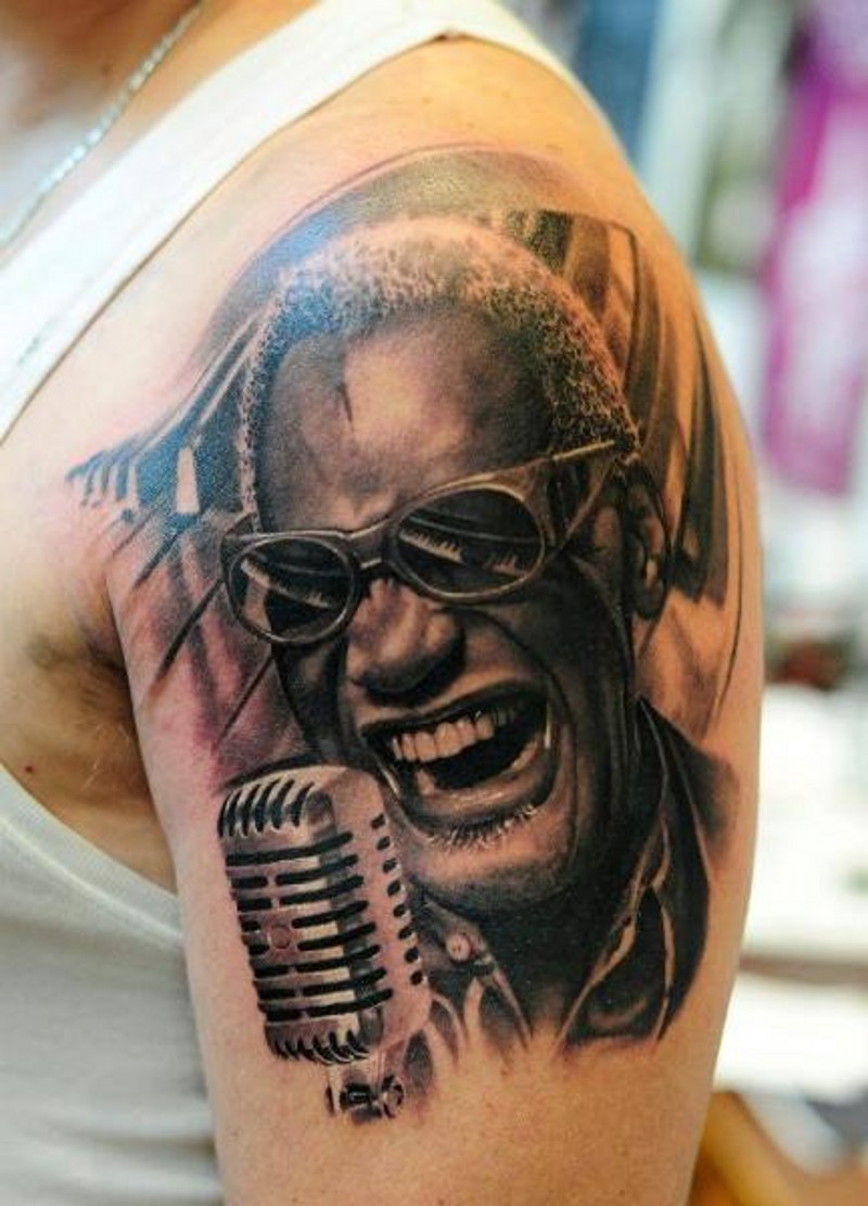 手臂写实的黑色著名美国歌手肖像与钢琴键纹身图案
