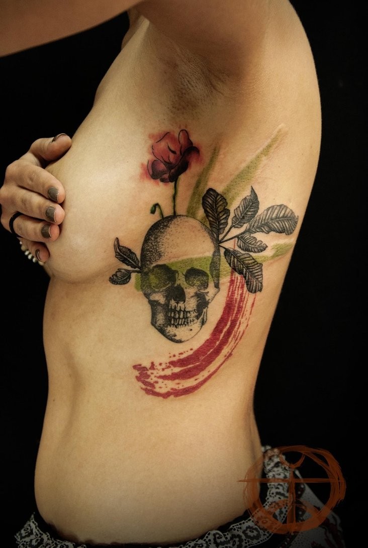 侧肋点刺骷髅和玫瑰纹身图案