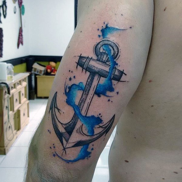 手臂船锚与蓝色波浪纹身图案