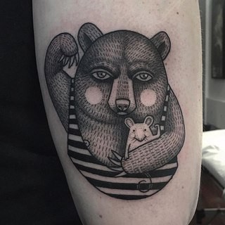 黑白雕刻风格的滑稽熊与老鼠手臂纹身图案