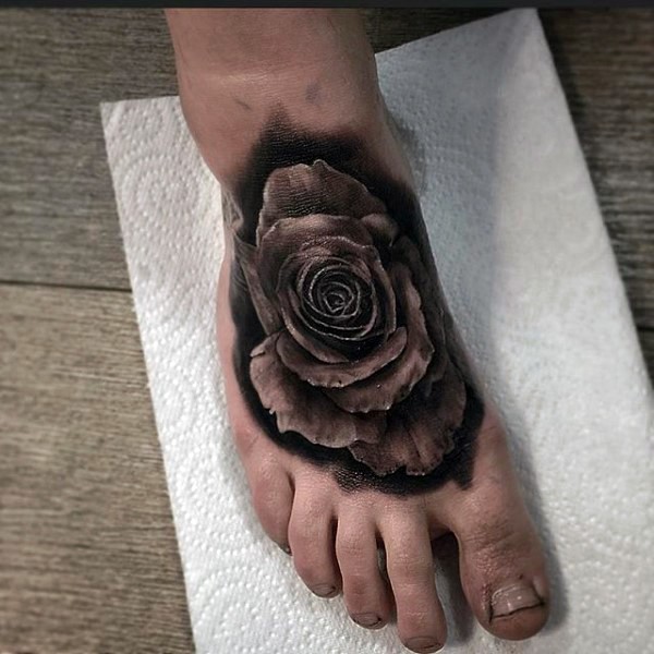 脚背逼真的黑白3D玫瑰纹身图案