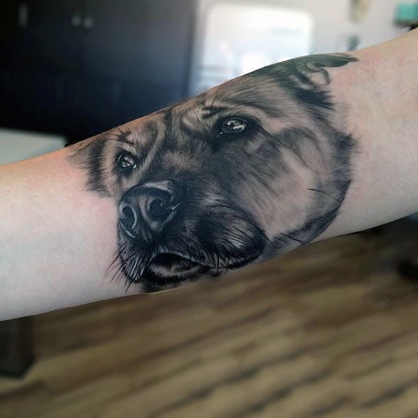 手臂可爱的3D逼真彩色狗头像纹身图案