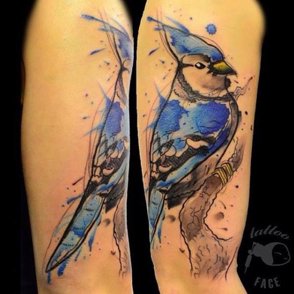 手臂水彩画风格美丽的鸟纹身图案