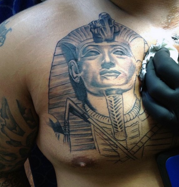 胸部黑色的3D埃及法老纹身图案