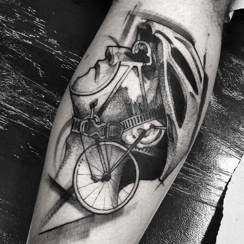 超现实主义风格的黑点刺人像与自行车头盔手臂纹身图案