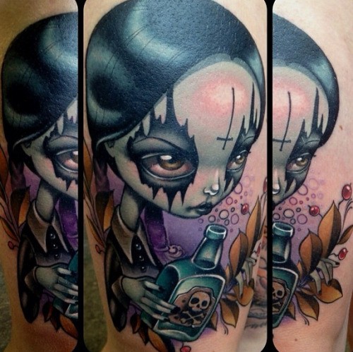 手臂彩绘五颜六色的邪恶女孩与毒药瓶纹身图案