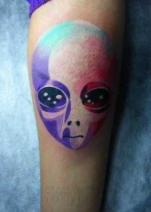 小臂水彩风格的外星人纹身图案