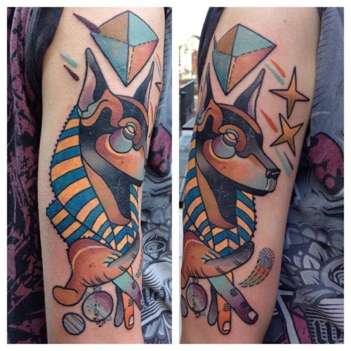 new school彩色埃及神阿努比斯和星星手臂纹身图案