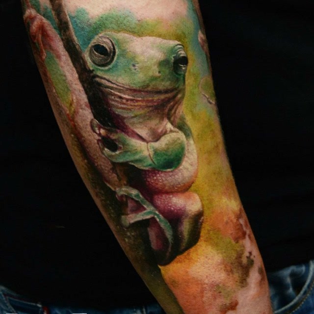 逼真可爱的青蛙彩色手臂纹身图案
